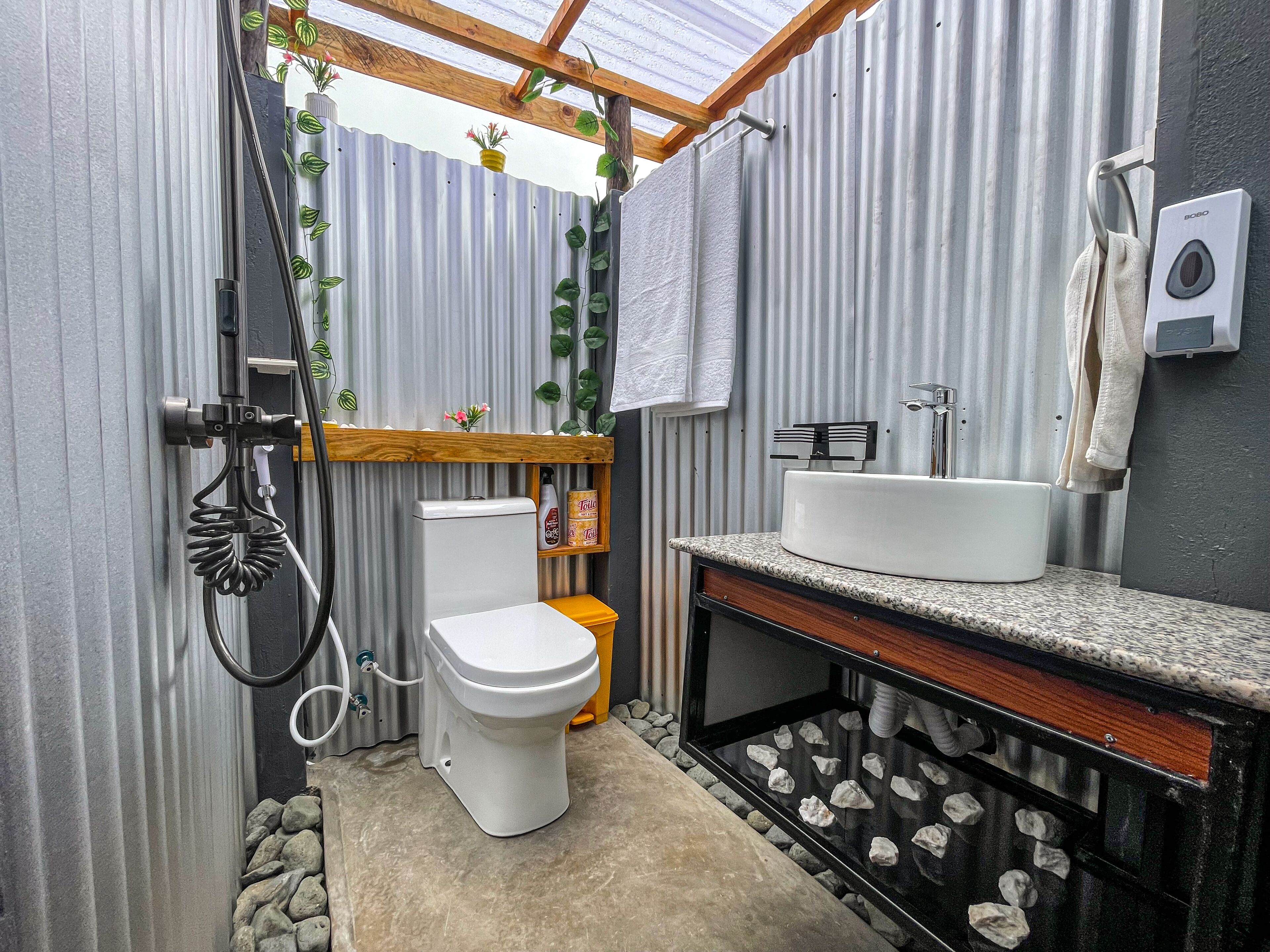 Quarto casal com design assinado | Banheiro | Chuveiro, chuveiro com efeito de chuva, produtos de toalete grátis 