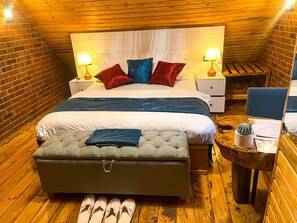 Habitación doble Deluxe, balcón | Sábanas de algodón egipcio y ropa de cama de alta calidad 