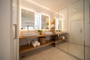 Dusche, Haartrockner, Handtücher, Toilettenpapier