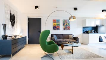 Ático | Zona de estar | Smart TV de 43 pulgadas con canales por satélite, una televisión