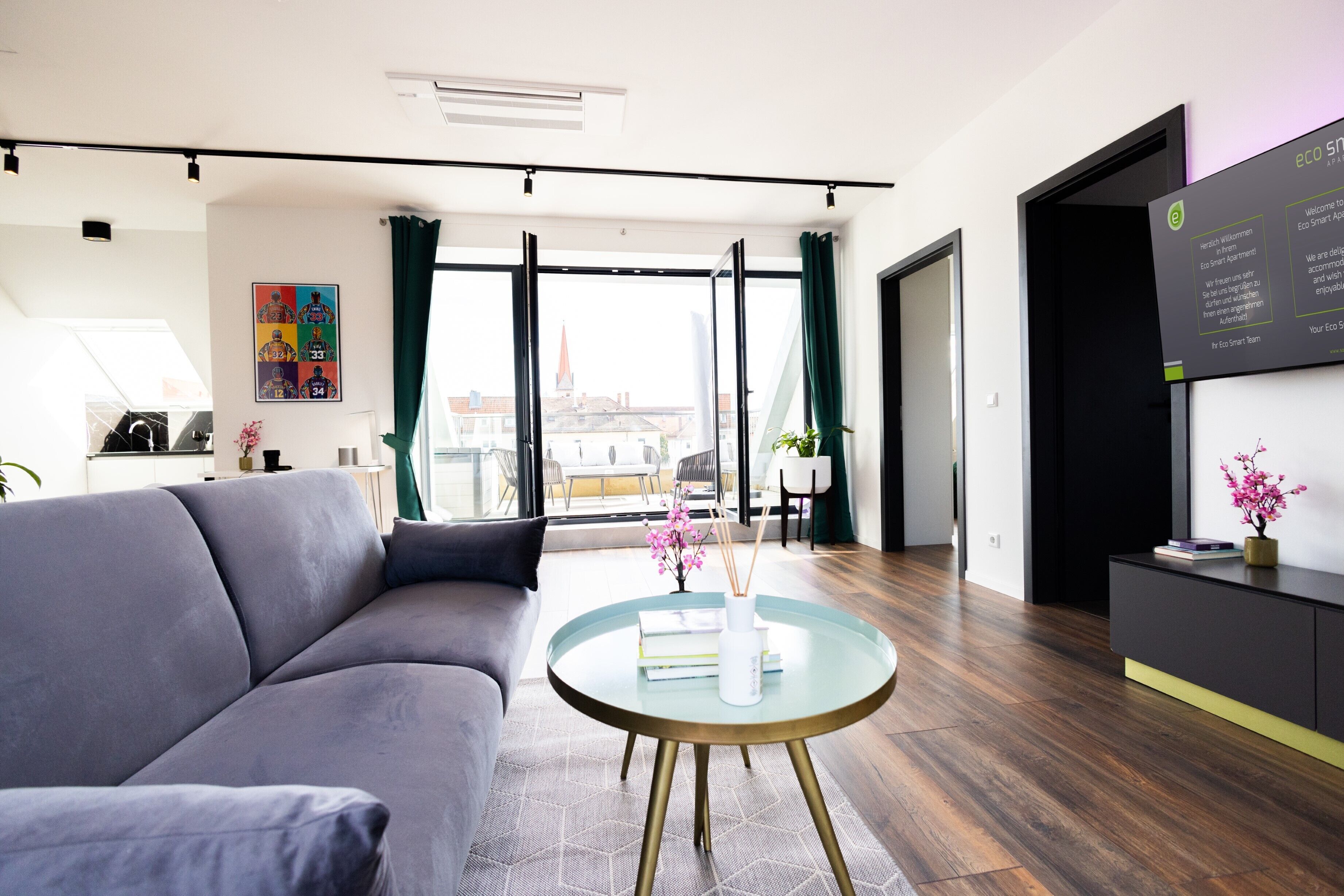 Junior Penthouse mit Balkon | Zona de estar | Smart TV de 43 pulgadas con canales por satélite, una televisión