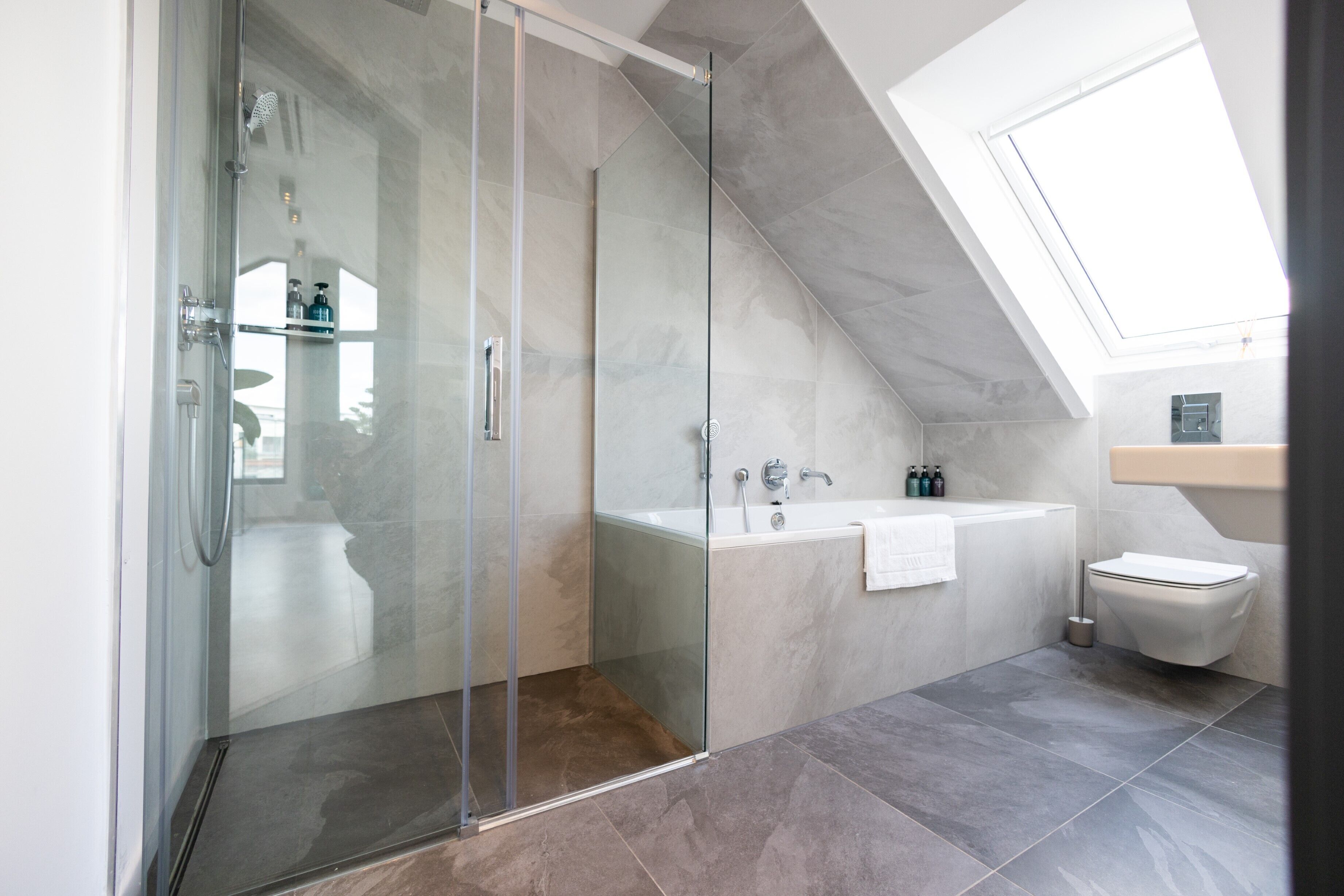 Penthouse | Baño | Amenidades de baño gratuitas, secadora de cabello, toallas, jabón 