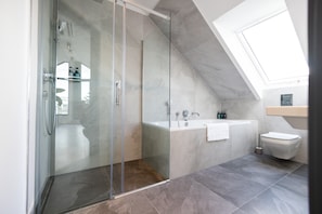 Penthouse | Bathroom | Free toiletries, hair dryer, towels, soap - Penthouse at Eco Smart Apartments (Nuremberg)