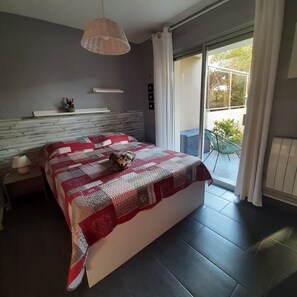 2 bedrooms, iron/ironing board, free WiFi