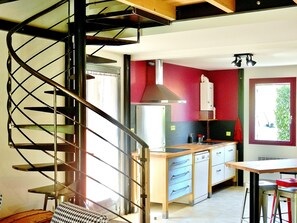 Réfrigérateur, micro-ondes, four, plaque de cuisson