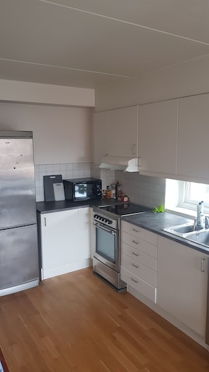 Fridge, microwave, oven, dishwasher - 2-bedroom apartment in central Oslo. Located right next to Løren subway (Oslo)