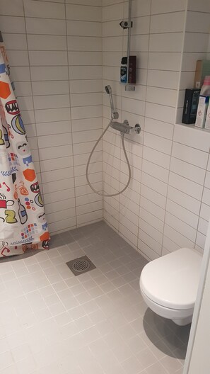 Shower, towels, soap, toilet paper - 2-bedroom apartment in central Oslo. Located right next to Løren subway (Oslo)