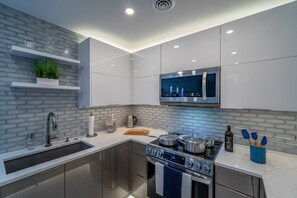 Fridge, microwave, oven, stovetop - Luxury 2BD Condo, Walk to Beach, Pool&Tennis Court (Ocean City)