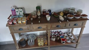 Una encimera de cocina con diversos alimentos, frascos y utensilios.