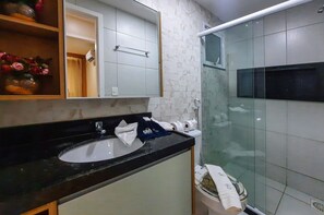 Superior Apartment, 2 Bedrooms | Bathroom | Shower, hair dryer, towels, soap - Beach Way Charmoso Pé na Areia 2 quartos 6 pessoas By DM Apartments (Aquiraz)