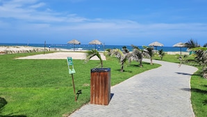Pantai di sekitar dan pasir putih