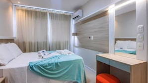 2 kamar tidur, tirai kedap cahaya, dan setrika/meja setrika