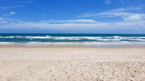 Pantai di sekitar dan pasir putih
