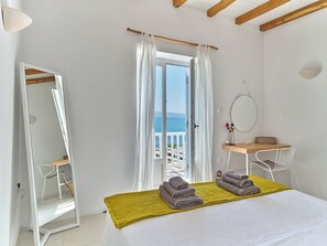 4 bedrooms, desk, iron/ironing board, travel crib