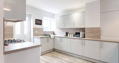 Pass the Keys | Luxury Bright Spacious Family Home - Near Beaches