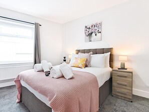 4 bedrooms, iron/ironing board, free WiFi, bed sheets - Luxury Bright Spacious Family Home - Near Beaches - Pass the Keys (Swansea)