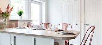 Luxury Bright Spacious Family Home - Near Beaches - Pass the Keys