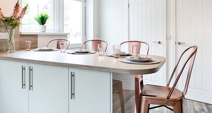 Luxury Bright Spacious Family Home - Near Beaches - Pass the Keys