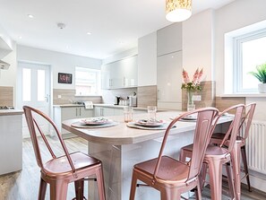 Dining - Luxury Bright Spacious Family Home - Near Beaches - Pass the Keys (Swansea)