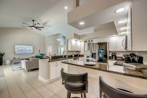 Fridge, microwave, oven, stovetop - Villa 4Friends, modern, preferred location, heated pool, south facing (Cape Coral)