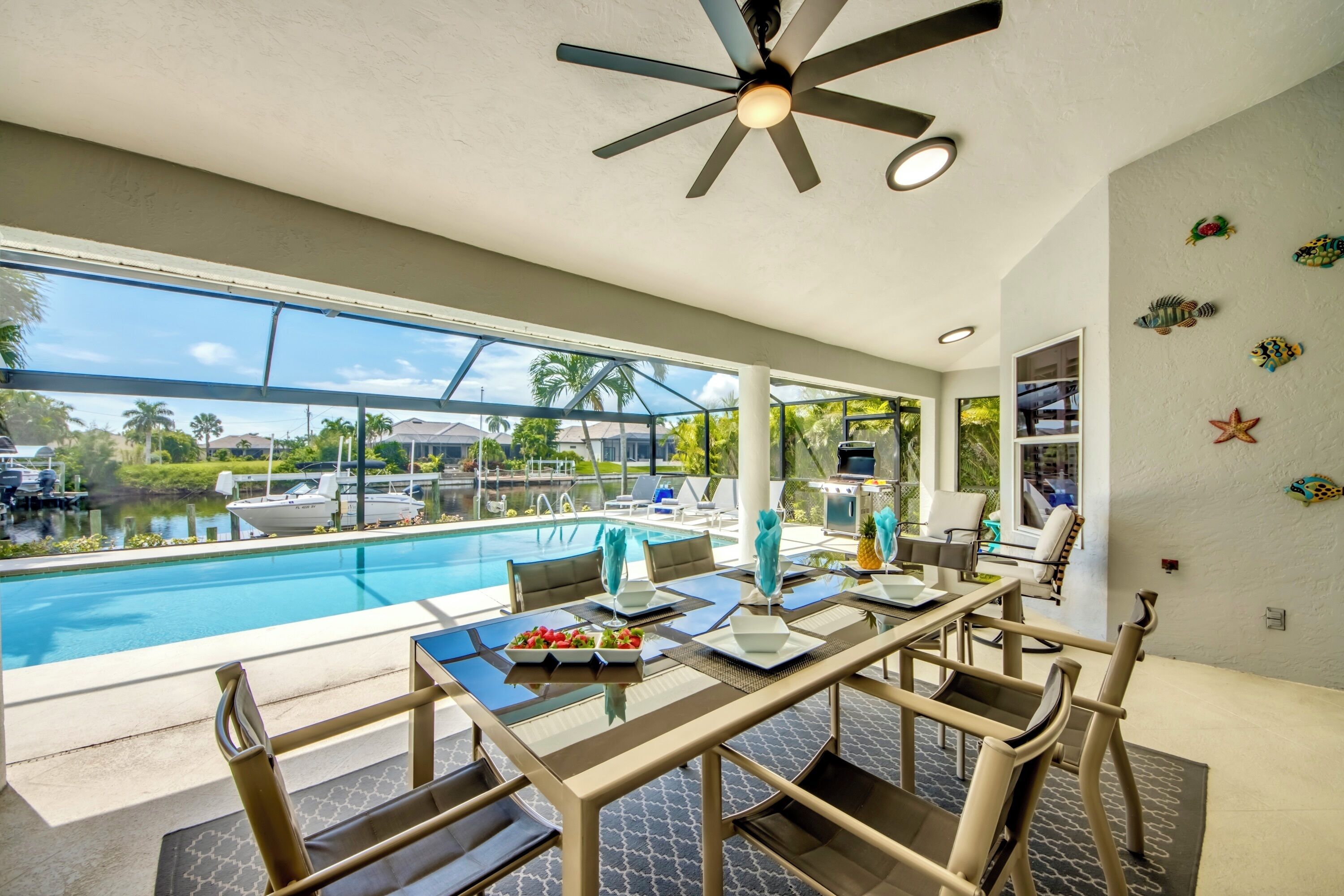 Utomhuspool och uppvärmd pool