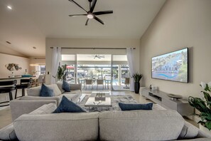 TV, stereo - Villa 4Friends, modern, preferred location, heated pool, south facing (Cape Coral)