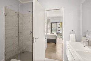 Tina, secadora de cabello, toallas, papel de baño 