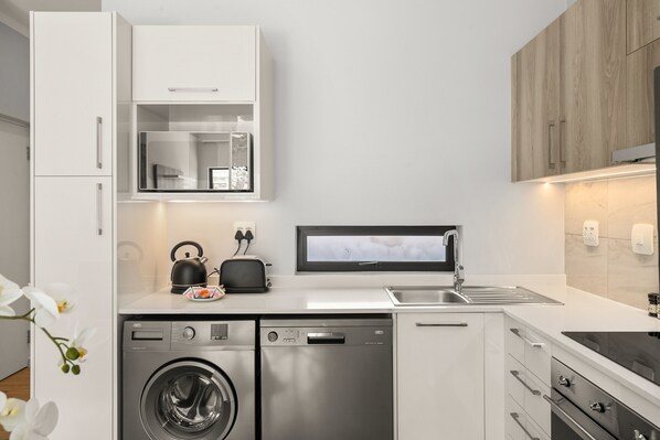 Frigorifero, microonde, forno, piano cottura