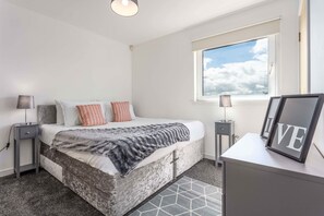 2 slaapkamers, een bureau, een strijkplank/strijkijzer, reisbedje