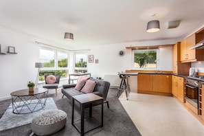 Un apartamento moderno con sala de estar, cocina y comedor.