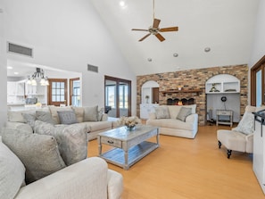 Living area - 5700+ sqt home & a barn to celebrate your special milestones on 20-acre Orlando (Oviedo)