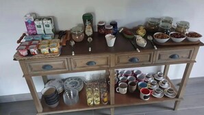 A wooden kitchen counter with various food items, jars, and kitchenware. - Domes Azalia (Angra do Heroísmo)