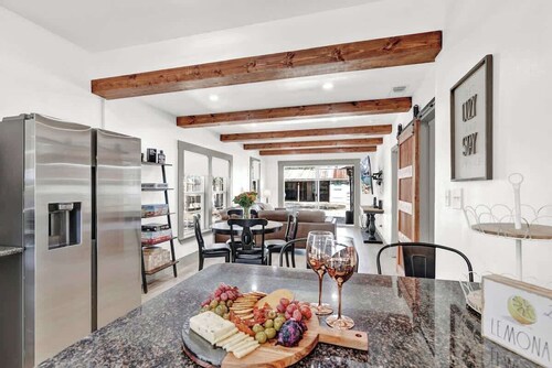 1 Acre Oasis W/Pool & Hot-Tub Near Main!