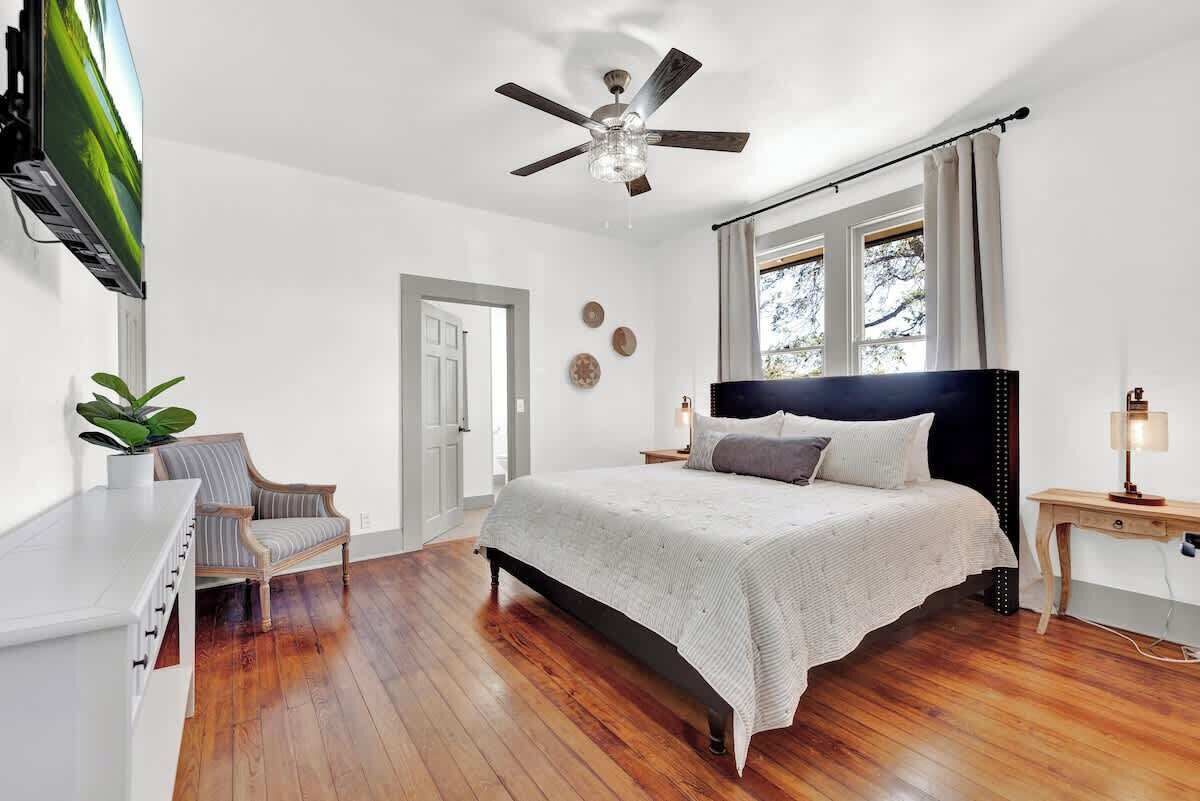 4 bedrooms, iron/ironing board, free WiFi, bed sheets