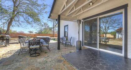 1 Acre Oasis W/Pool & Hot-Tub Near Main!