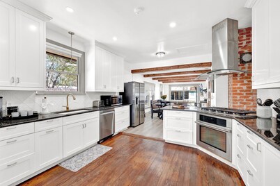 Brand New Private Pool and Hot-Tub Near Main!