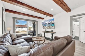 Téléviseur connecté, livres, sélection de musique, chaîne audio