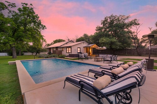 1 Acre Oasis W/Pool & Hot-Tub Near Main!