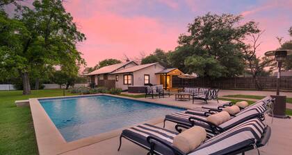 1 Acre Oasis W/Pool & Hot-Tub Near Main!