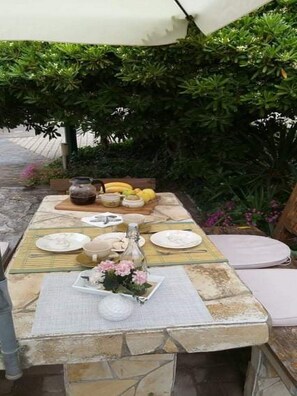 Apartment (One Bedroom Apartment with Balcony) | BBQ/picnic area - Apartments Marija (Pirovac)