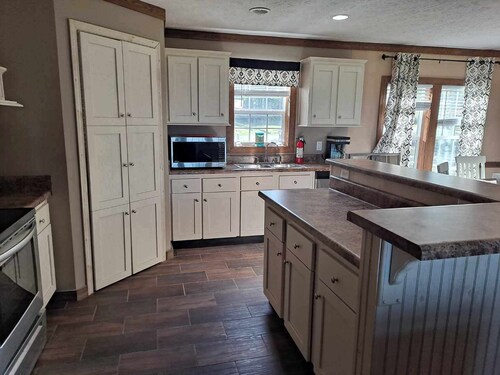 Lake Palestine Lakefront, Dock, Deck. 3 bd 2bt Large yard, Beautiful Sunrises