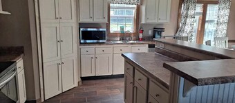 Lake Palestine Lakefront, Dock, Deck. 3 bd 2bt Large yard, Beautiful Sunrises