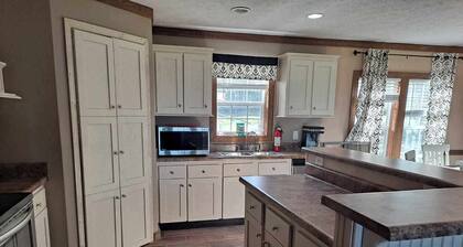 Lake Palestine Lakefront, Dock, Deck. 3 bd 2bt Large yard, Beautiful Sunrises