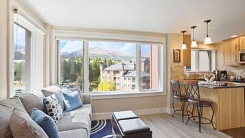 Smart TV, chimenea y videojuegos