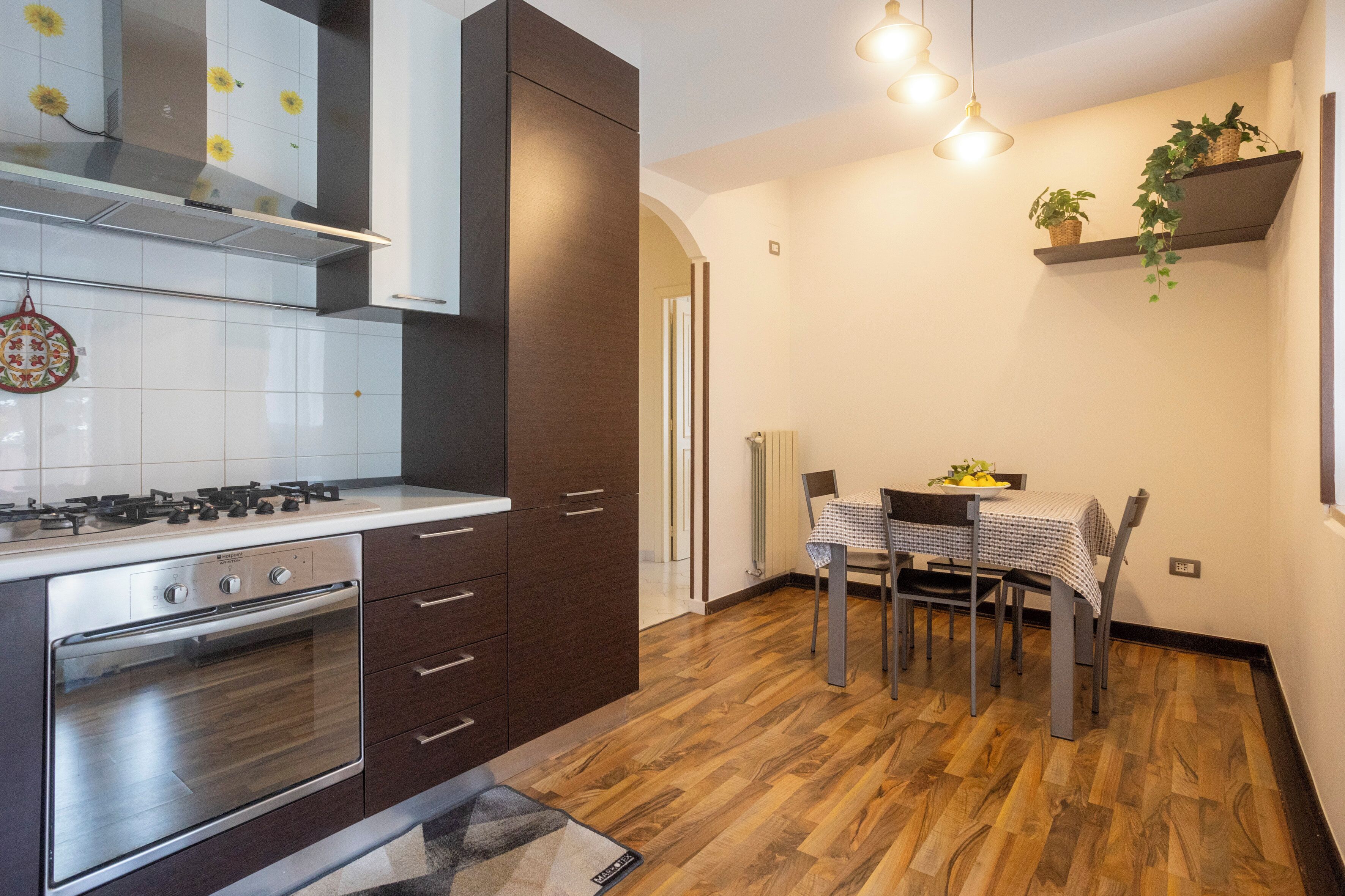 Frigorifero, forno, piano cottura, lavastoviglie