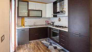 Frigorifero, forno, piano cottura, lavastoviglie