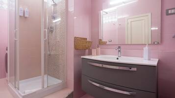 Doccia, asciugacapelli, bidet, asciugamani