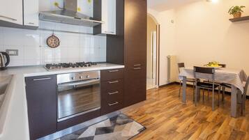 Frigorifero, forno, piano cottura, lavastoviglie