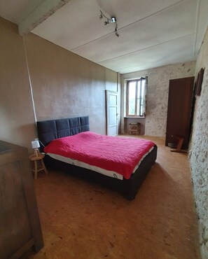 3 habitaciones, escritorio y tabla de planchar con plancha