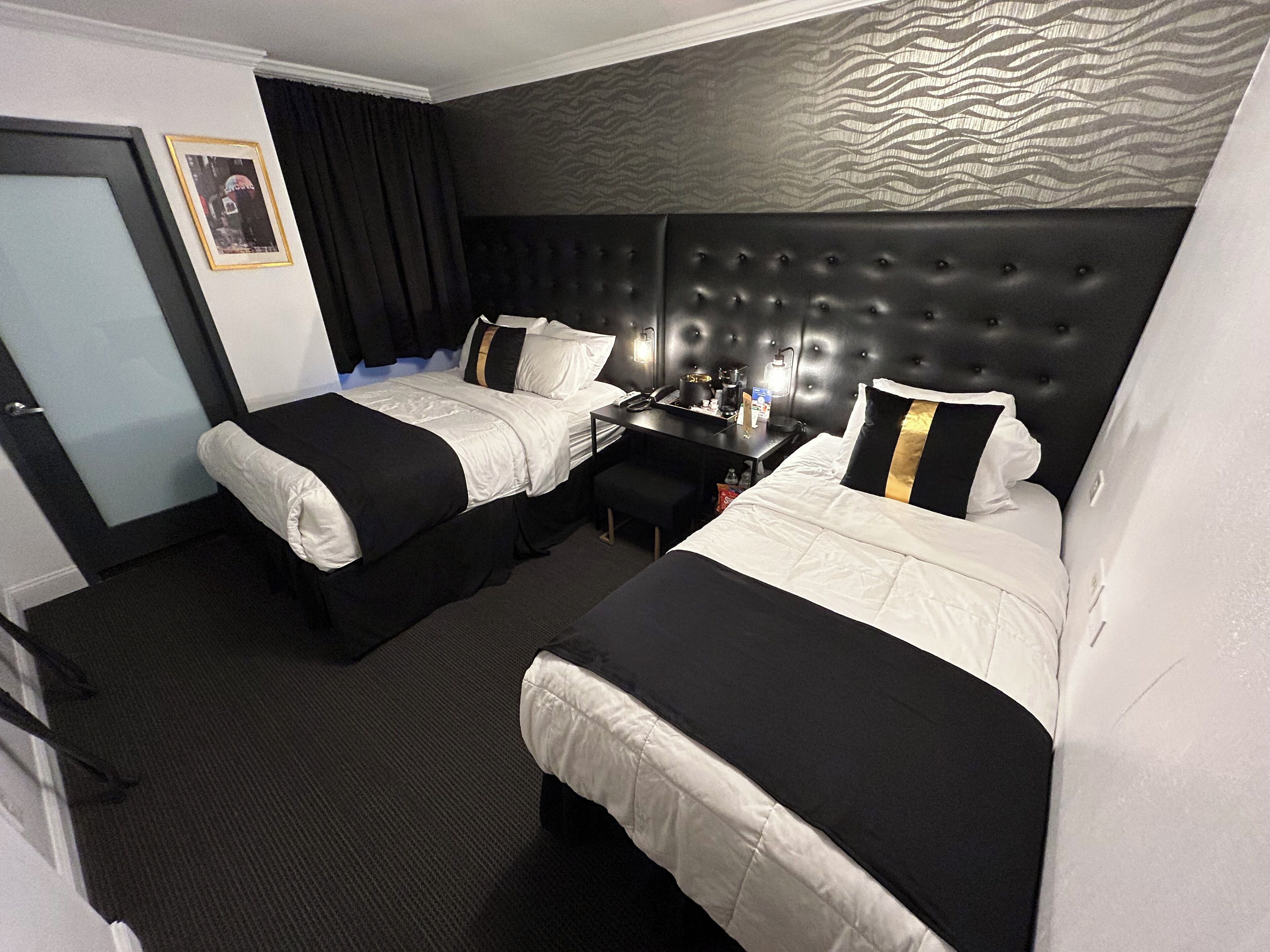 Deluxe Twin Beds Room | Allergivenligt sengetøj, dundyner, pengeskab på værelset, skrivebord